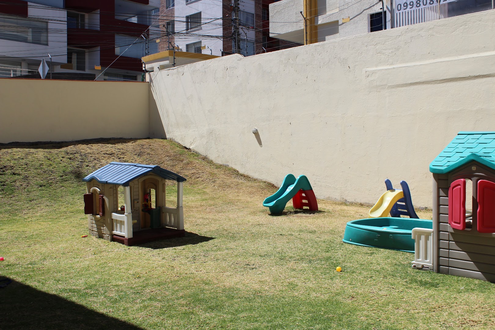 Patio exterior y juegos